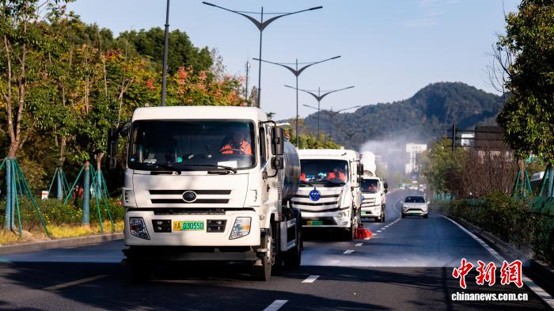 A water-sprinkling truck carries out sanitation work in Hangzhou, Zhejiang Province. (Photo: China News Service)
