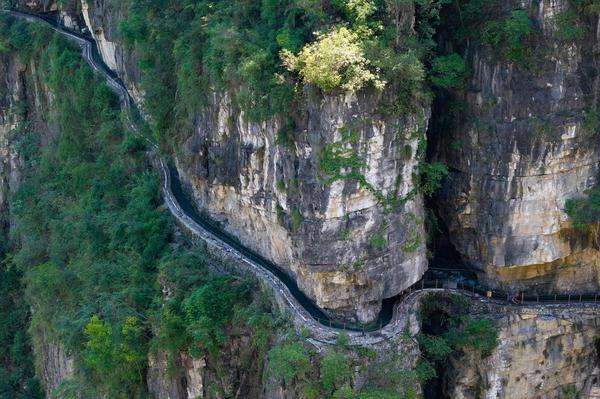 A drone photo taken on August 6, 2026 shows the water channel in Qianjin Village, Chongqing. (China News Service/He Penglei)