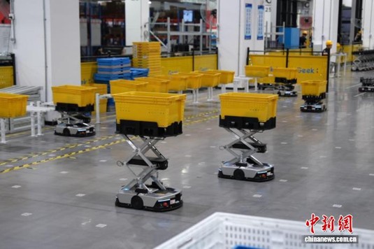 Logistics robots undergo pre-delivery testing at a manufacturing facility in Hefei, Anhui Province, August 9, 2026. ( Photo: provided by China News Service/ Zhang Jun)