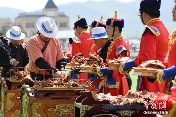 Whole roasted lambs are served for visitors to share at the opening of the 2026 Hinggan League Naadam festival on Aug. 8. (Photo: China News Service)