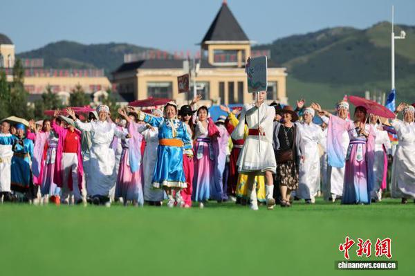 Whole roasted lambs are served for visitors to share at the opening of the 2026 Hinggan League Naadam festival on Aug. 8. (Photo: China News Service)