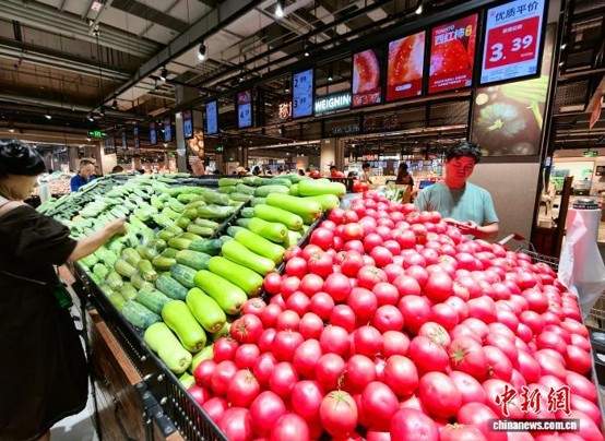 Residents shop for vegetables at a supermarket in Fuzhou, Fujian Province, July 25，2026. (Photo: China News Service/ Zhang Bin)