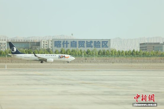 A plane takes off from Kashi-Laining International Airport. (Photo: Kashgar Air Port Comprehensive Service Center)