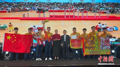 Hezhou Bilintang Lion & Dragon Group receives the championship trophy at the the International Lion, Dragon, and Unicorn Dance Festival 2026 in Vietnam, August 8, 2026. (Photo: China News Service/ Zhang Qinhua)