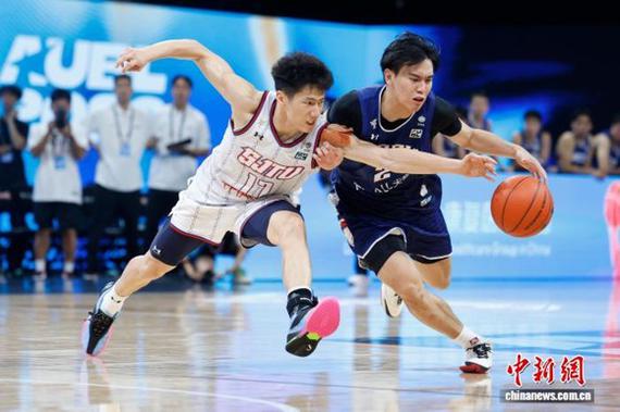Shanghai Jiao Tong University and National Chengchi University compete in the men’s basketball final on Aug. 11, 2026. (Photo: China News Service/Xiao Jian)