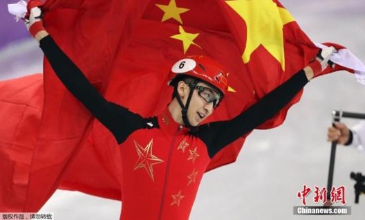 Wu Dajing claims the gold medal in the men’s 500m short track speed skating final at the Pyeongchang Winter Olympics on Feb. 23, 2018. (File photo: China News Service)