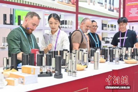 An overseas buyer talks with an exhibitor at the 139th China Import and Export Fair on April 19, 2026. (Photo: China News Service/Chen Jimin)
