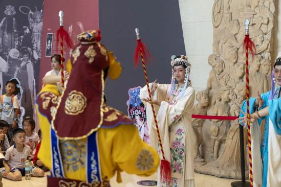 Chinese-Canadian youth engage with traditional culture in Chongqing