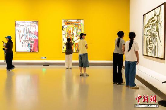 Visitors view exhibits at the retrospective of the Venezuelan artist&nbsp;Oswaldo Vigas&nbsp;in Guangzhou, August,15,2026. (Photo: Guangdong Art Museum)