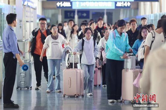 Photo taken on May 5, 2026 shows passengers at the Nanjing Railway Station in Jiangsu Province. (Photo: China News Service)