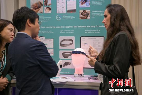 Chinese and foreign participants communicate at International Healthcare Week in Hong Kong on May 11, 2026. (China News Service/Chen Yongnuo)