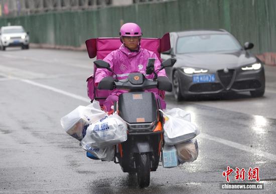 A delivery guy delivers goods for buyers in Beijing, Oct. 8, 2025. (Photo: China News Service)