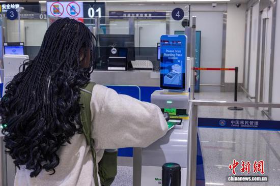 A transit passenger uses the fast-track gate for 24-hour direct international transit without border inspection formalities at Haikou Meilan International Airport, Aug. 13, 2026. (Photo: Haikou Meilan International Airport)