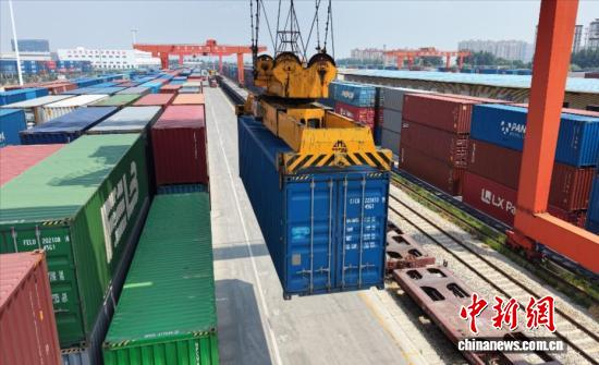 A multimodal freight train is being loaded in Shijiazhuang, Hebei province on July 7, 2026. (Photo: China News Service/Wang Kun)