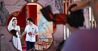 Qixi Festival draws surge of couples for marriage registration