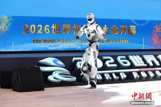 A robot performs at the opening ceremony of the 2026 World Robot Conference in Beijing on August 19, 2026. (Photo: China News Service/Wang Ziru)