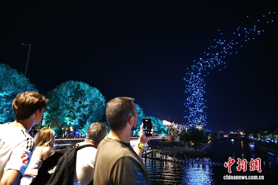 Foreign tourists watch a drone show in Zhangjiajie, Hunan province, on August 16, 2026. (Photo: China News Service)