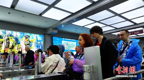 Foreign tourists queue to enter a scenic area. (Photo: China News Service)