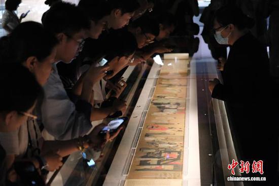Visitors admire The Night Revels of Han Xizai in Hangzhou on August 22, 2026. (Photo: China News Service/Cao Dan)