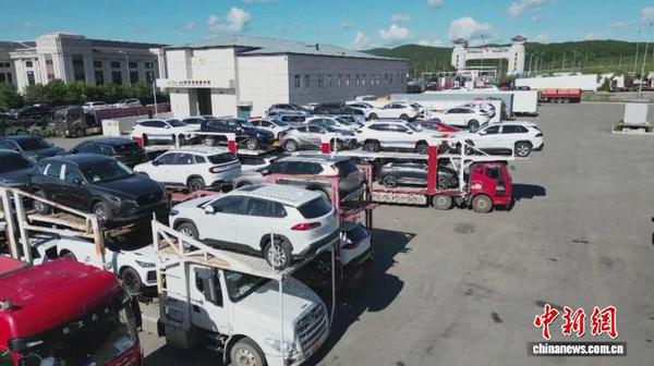 Cars stand ready for departure at the highway port. (Photo source: Publicity Department of Suifenhe Municipal Party Committee)