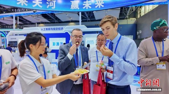 Overseas merchants sample potatoes at the 34th Guangzhou Expo. (Photo: Tianhe exhibition zone)