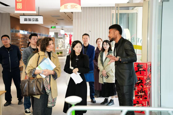 Onyekwelu Patrick Chinazam introduces a farm machinery product to visitors at an exhibition hall in Changshan County, Zhejiang Province, April 1, 2026. (Photo/China.org.cn)