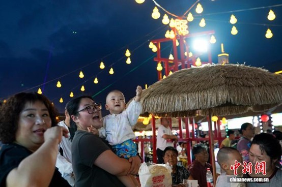 Tourists crowd Huanle Lane in Tangwang County, Yichun, Heilongjiang Province, July 24, 2026. (Photo: China News Service / Zhao Yuhang)