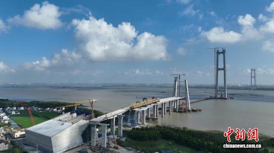 Photo shows the Zhangjinggao Yangtze River Bridge under construction in east China’s Jiangsu Province, Aug. 25, 2026. (Photo: China News Service)