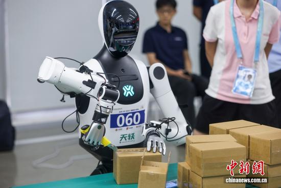 A robot was seen unboxing a delivery package in a competition at the second World Humanoid Robot Games in Beijing, Aug. 17, 2026. (Photo: China News Service)