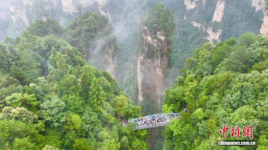 Travelers visit the Wulingyuan scenic area in Zhangjiajie of central China's Hunan Province on August 13, 2026. (Photo: China News Service)