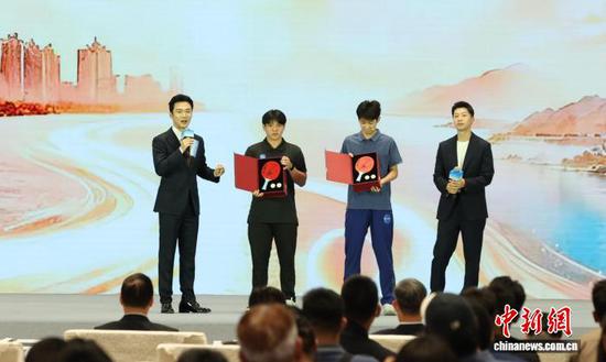 Ma Long (1st R) presents table tennis paddles to young players from both sides of the Taiwan Strait at a cross-Strait youth exchange event in Shanghai on Aug. 25, 2026. (Photo: China News Service/Tang Yanjun)