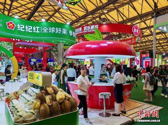 The 2026 China International Fruit Expo kicks off in Shanghai on August 26, 2026. (Photo: China News Service/Jiang Yu)