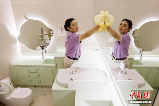 Cleaning staff tidy the baby care room at Shanghai Pudong International Airport. (Photo: China News Service/Yin Liqin)