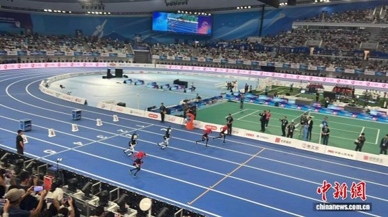 Tiangong Ultra robot competes in the 100-meter race. (Photo: China News Service/ Lyu Shaowei)