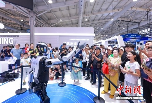 Visitors watch a robot dance performance at the 2025 China International Fair for Trade in Services on September 14, 2025. (Photo: China News Service/Jia Tianyong)