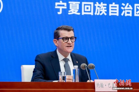 John Barker addresses for the 47th World Congress of Vine and Wine and OIV General Assembly in Beijing, Aug. 27, 2026. (Photo: China News Service)