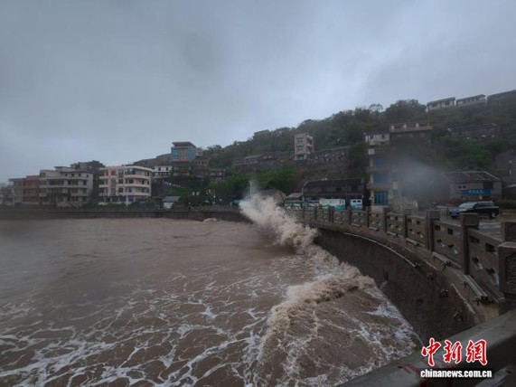 Typhoon Saudel makes landfall off the coast of Kanmen Subdistrict, Taizhou, Zhejiang Provinc, Aug. 28, 2026. (Photo: China News Service/ Zhang Bin)