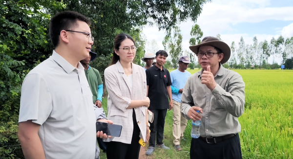 Chinese scientists communicate with local people in Cambodia. (Photo: Guizhou Radio TV Station)