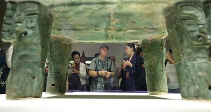 Ronald Sakolsky who supported China's desertification control efforts visits China's National Museum in Beijing