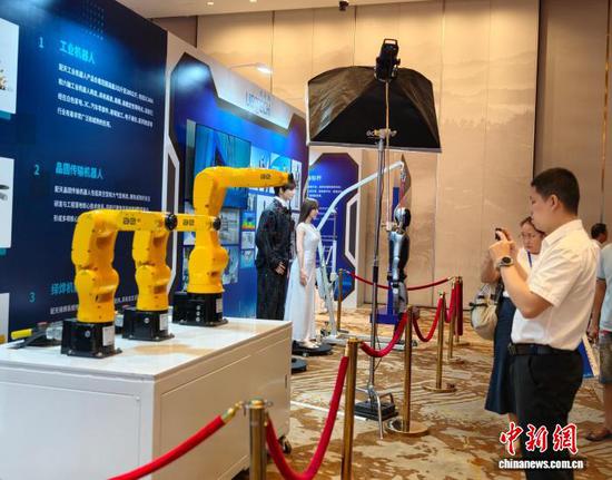 Guests learning about products at the Intelligent Robot Ecosystem Going Global Conference in Liuzhou, Guangxi, August 29, 2026. (Phtoto: China News Service)