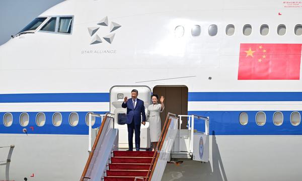 Chinese President Xi Jinping and his wife Peng Liyuan step out of the airplane cabin upon arrival in Bishkek, Kyrgyzstan, Aug. 30, 2026. Xi landed in Bishkek on Sunday for the Shanghai Cooperation Organization (SCO) Summit 2026 and a state visit to Kyrgyzstan upon the invitation of President Sadyr Japarov of Kyrgyzstan. (Xinhua/Zhai Jianlan)