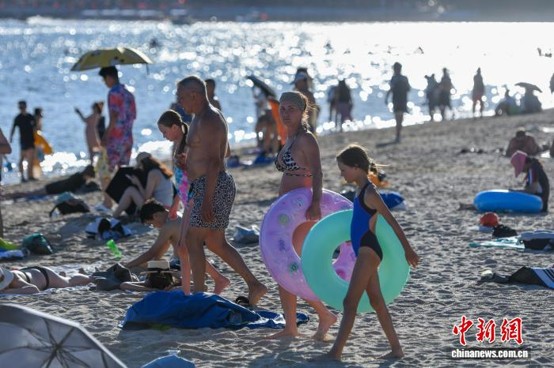 Foreign tourists enjoy their visit at Dadonghai Tourist Zone in Sanya, Hainan province on Oct 3, 2025. (Photo: China News Service)