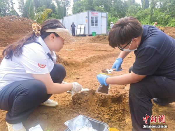 Graves are discovered in Chengmai, Hainan. (Photo: China News Service/ Tao Yu)