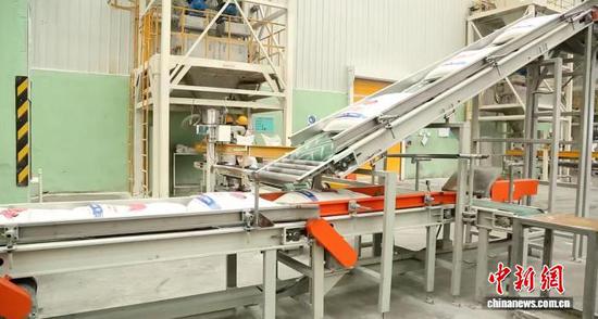 Inside the smart workshop of Yingkou Jinlong Refractories Group, industrial robots stack raw magnesia refractory bricks. (Photo provided to China News Service)