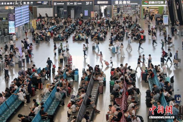 Passengers wait to board trains at Chengdu East Railway Station in Chengdu, Sichuan Province, Aug. 31, 2026. (Photo: China News Service/ Wang Lei)