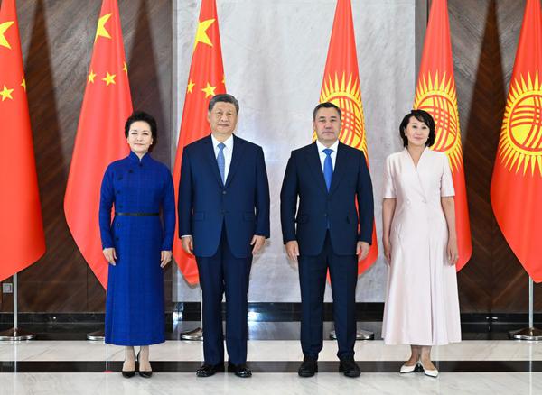 Chinese President Xi Jinping and his wife Peng Liyuan pose for a group photo with Kyrgyz President Sadyr Japarov and his wife Aigul Japarova in Bishkek, Kyrgyzstan, Aug. 31, 2026. Xi held talks with Japarov here on Monday. (Xinhua/Yan Yan)