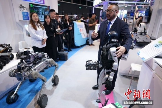 Staff from the Environmental Protection Department of the HKSAR government introduce environmental monitoring robots at the Hong Kong International Innovation and Technology Exhibition, on April 13, 2026. (Photo: China News Service/Zhang Xiangyi)
