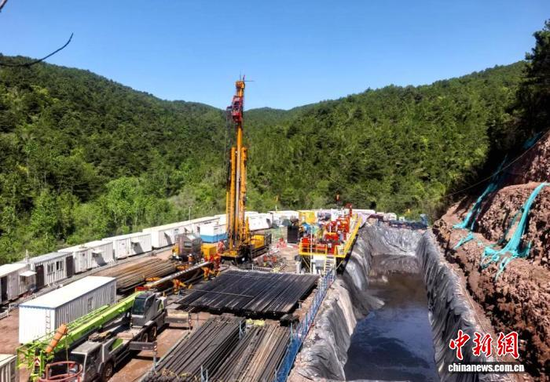 A view of a coalbed methane drilling site operated by the Third Exploration Team in Qinshui, Shanxi Province. (Photo: China News Service/Zhao Jun)