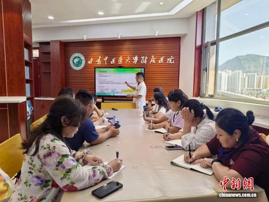 Medical workers from Mongolia study TCM at the Affiliated Hospital of Gansu University of Chinese Medicine, Sept. 1, 2026. (Photo: China News Service/Tian Penghe)