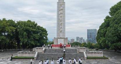 People from all walks of life pay tribute to martyrs in Yichang